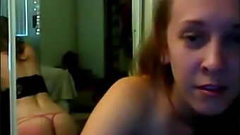 Amateur-Webcam-Star Entdeckt Den Nervenkitzel Des Self-Gagging