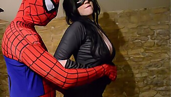 Spiderman Web Svengaava Toiminta, Jossa Busty Kissanainen Ja Kukko Pelata