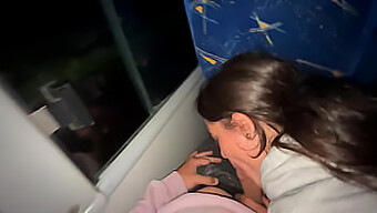 Un Viaggio In Autobus Malizioso: Faccio Godere Un Passeggero A Caso E Ricevo Il Suo Orgasmo